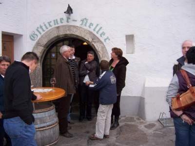Vor dem Tor des Gstirner Keller in Katelbell warteten wir auf Einlass