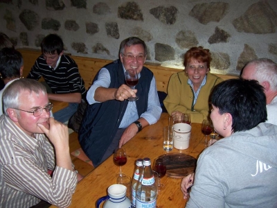 Der Wein und die Schmankerl auf den runden Holztellern schmeckten gut 